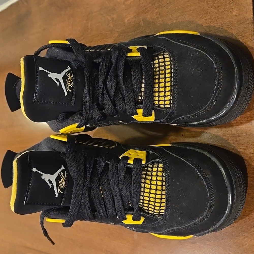 2023 Air Jordan Retro 4 Black and Yellow size Y 3.5